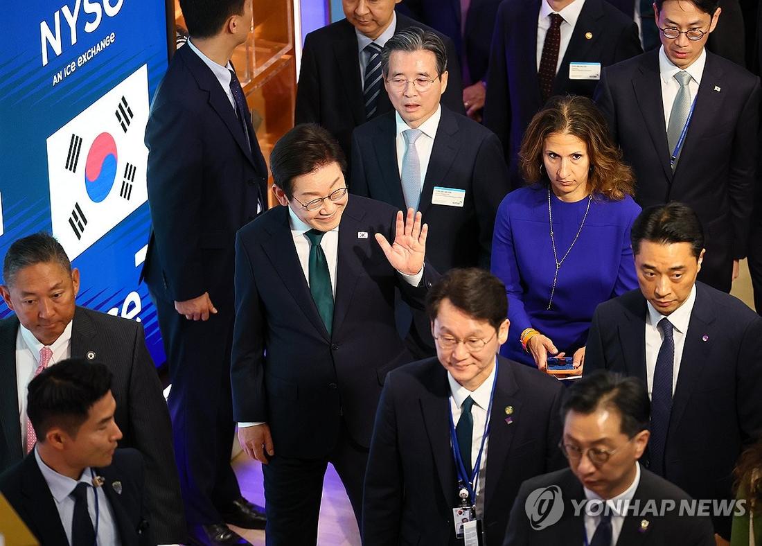 이재명 대통령, 뉴욕 증권거래소 방문 이재명 대통령이 25일 뉴욕 증권거래소에서 린 마틴 회장(푸른색 옷)과 타종 행사를 위해 이동하고 있다. <사진출처=연합뉴스>