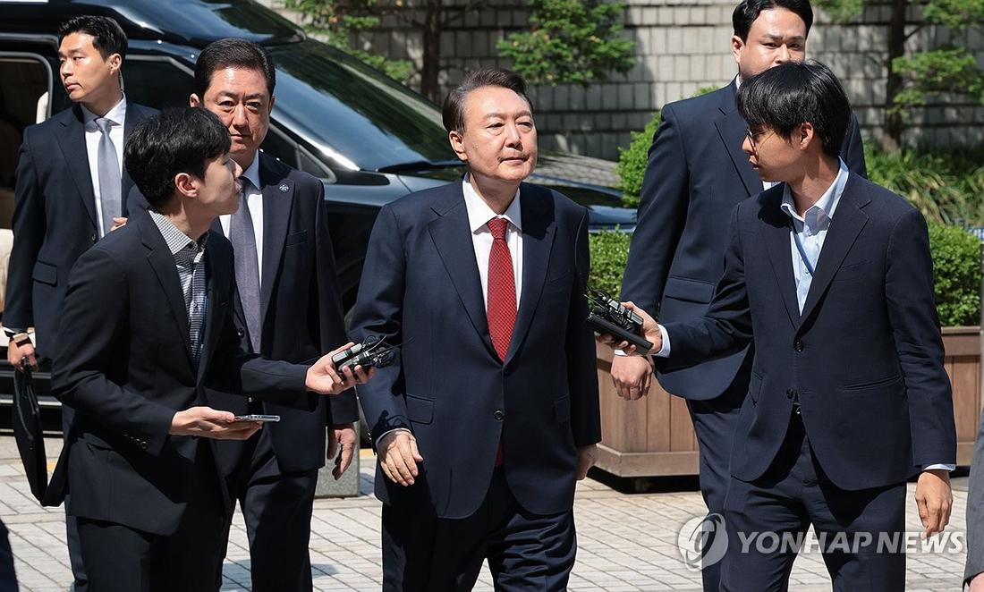 내란혐의 5차 공판 출석하는 윤석열 전 대통령 (서울=연합뉴스) 김인철 기자 = 윤석열 전 대통령이 지난달 26일 서울 서초구 서울중앙지방법원에서 열린 내란 우두머리 혐의ㆍ직권남용 권리행사 방해 혐의 사건 5차 공판에 출석하고 있다. 2025.5.26 yatoya@yna.co.kr