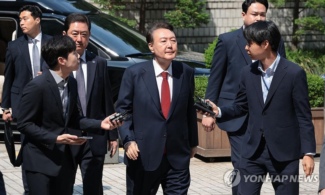 내란혐의 5차 공판 출석하는 윤석열 전 대통령 (서울=연합뉴스) 김인철 기자 = 윤석열 전 대통령이 지난달 26일 서울 서초구 서울중앙지방법원에서 열린 내란 우두머리 혐의ㆍ직권남용 권리행사 방해 혐의 사건 5차 공판에 출석하고 있다. 2025.5.26 yatoya@yna.co.kr