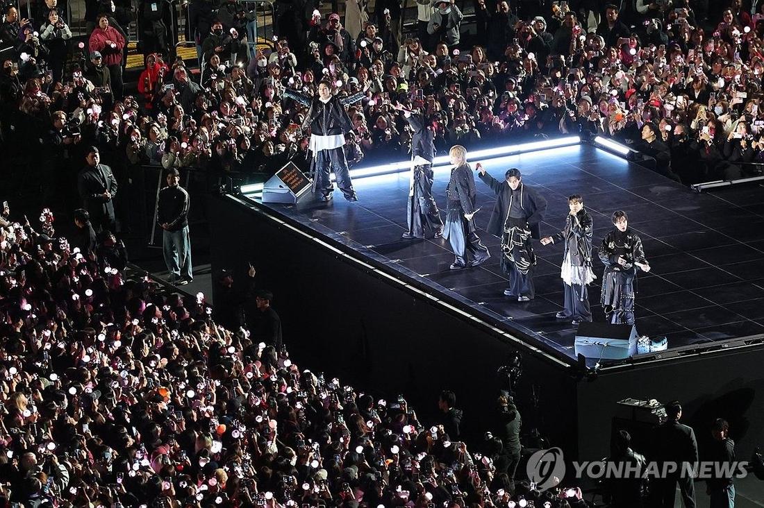 방탄소년단(BTS) 광화문 공연 (서울=연합뉴스) 21일 서울 광화문 광장에서 그룹 방탄소년단(BTS)이 정규 5집 ‘아리랑'(ARIRANG) 발매를 기념해 무료 공연 ‘BTS 컴백 라이브: 아리랑'(BTS THE COMEBACK LIVE｜ARIRANG)을 열고 있다. 2026.3.21 [사진공동취재단] photo@yna.co.kr