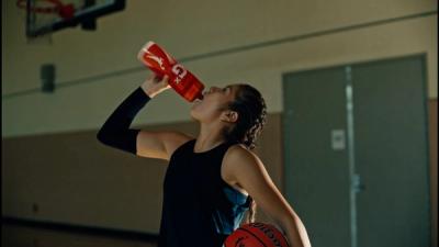 basketball player drinks gatorade