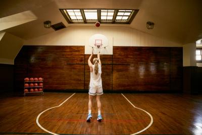Paige Bueckers shooting a jumpshot