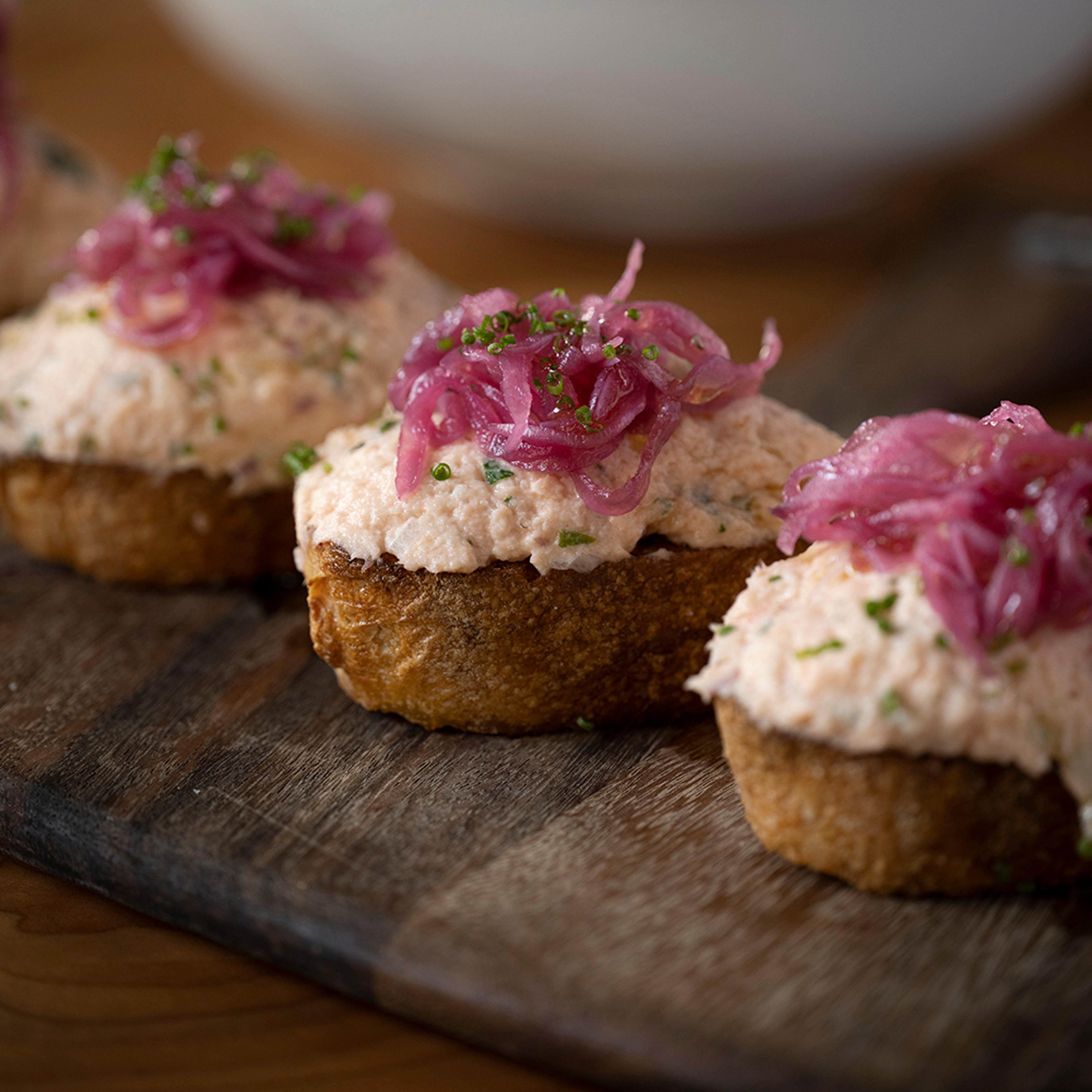 smoked salmon bruschetta with pickled onions