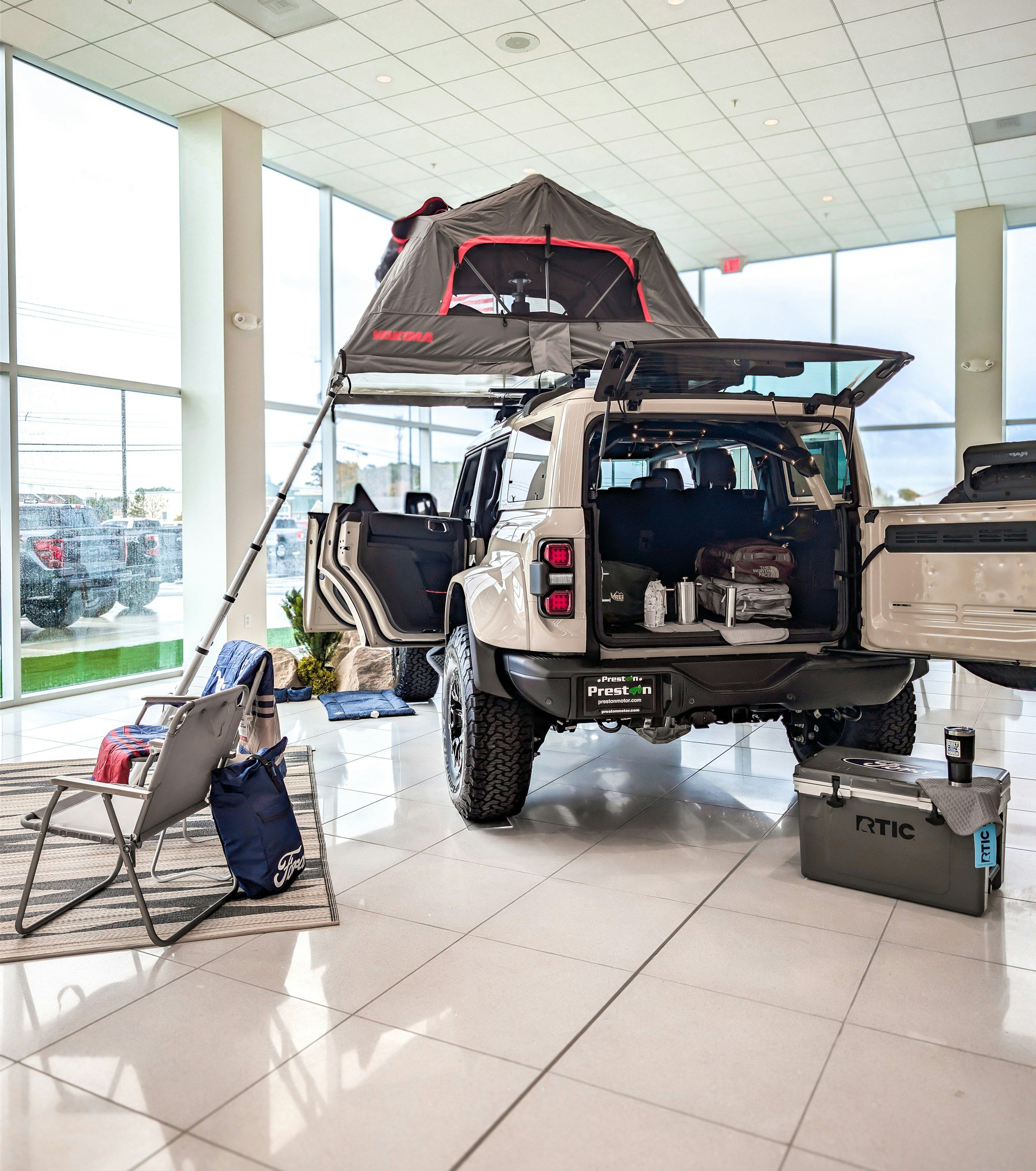 Tente de toit exposée sur un SUV dans un showroom