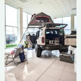 Tente de toit exposée sur un SUV dans un showroom