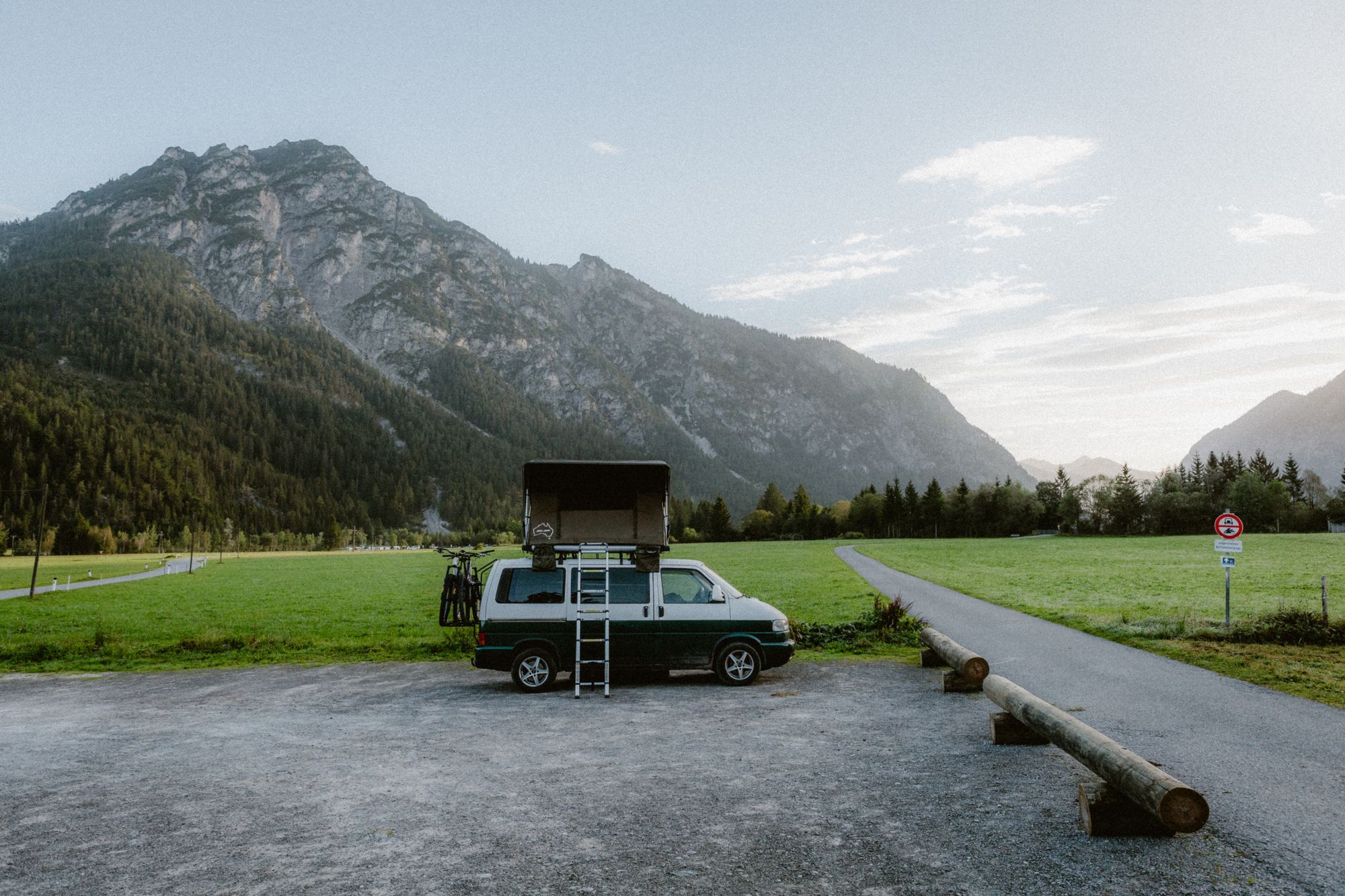 A rooftop-tent journey on the road in Germany