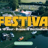 Vista aérea de autocaravanas num festival junto a um lago, com o texto «Le Festivan, 9 e 10 de agosto – Brasserie Bertinchamps»