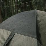 Gocce di pioggia sul tessuto bagnato di una tenda nel bosco