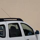 Portapacchi nero montato su un’auto bianca