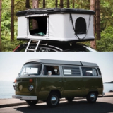 Immagine divisa che confronta una tenda da tetto su un’auto nel bosco e un camper verde sul mare