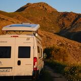 Camper van su una strada di montagna al tramonto in Spagna