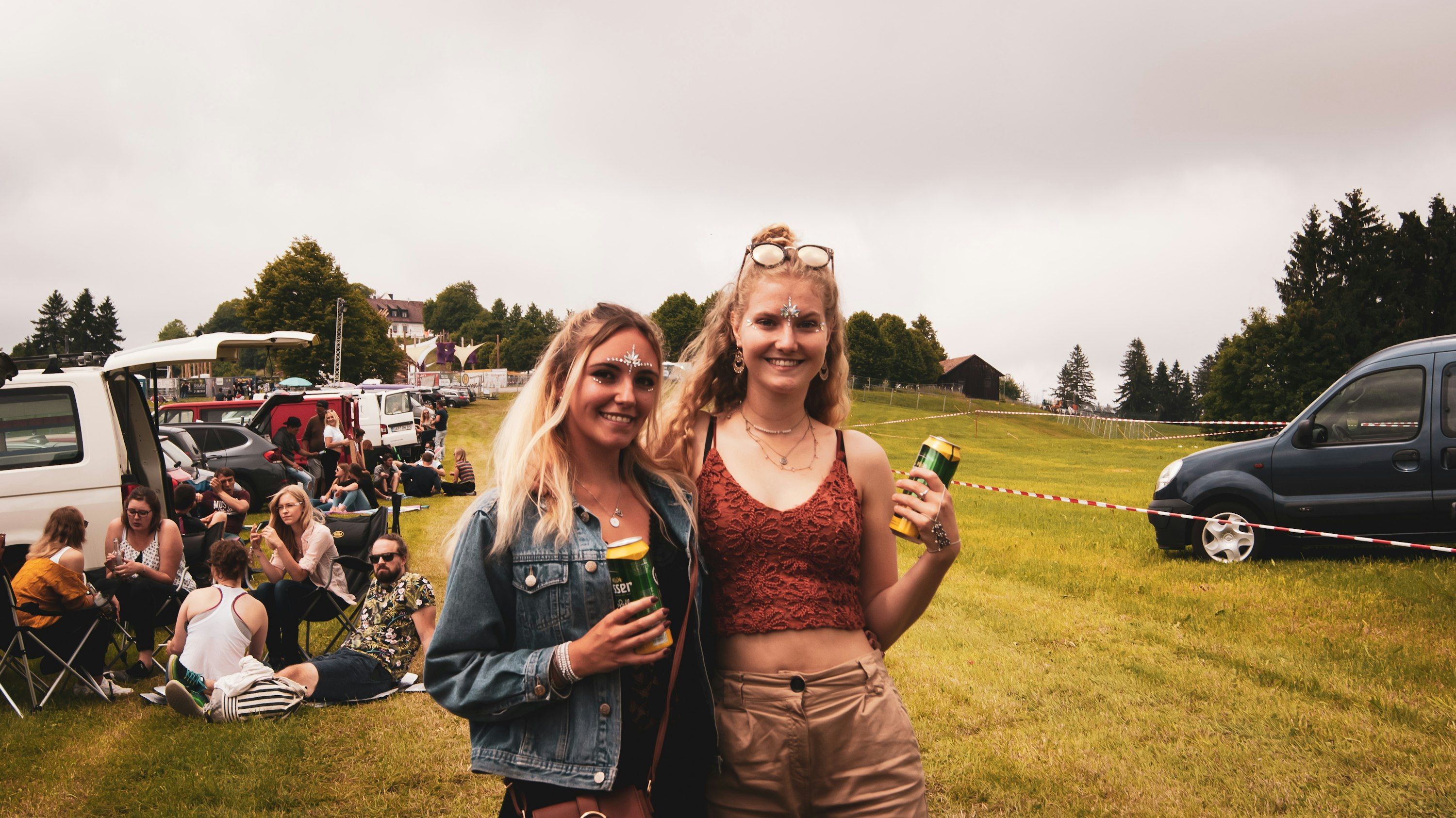 Freundinnen bei einem Outdoor-Fahrzeug- und Campingtreffen in Deutschland
