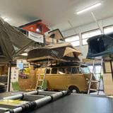 Meerdere daktenten op voertuigen in een showroom in Brussel