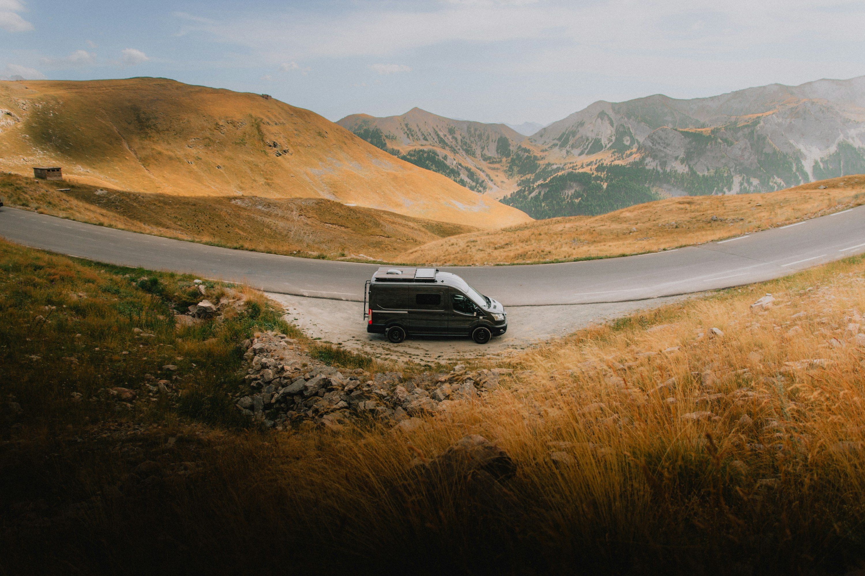 Camper van in viaggio attraverso le Alpi francesi