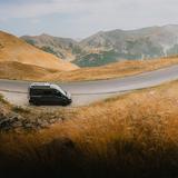 Camper van in viaggio attraverso le Alpi francesi