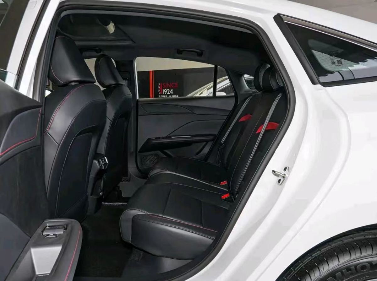 MG MG5 · 180DVVT Édition Luxe Mondiale