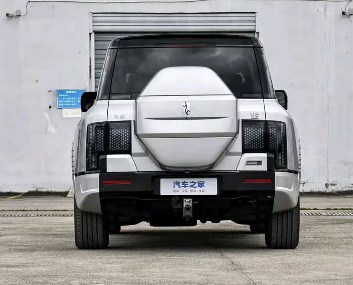 BYD Yangwang U8 · EREV · 880 kW / 1 197 ch · Yisifang AWD