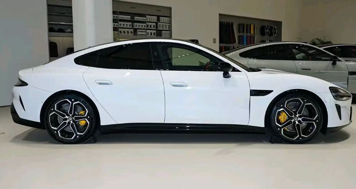 Xiaomi SU7 · BEV · 235 kW / 320 ch · 720 km CLTC