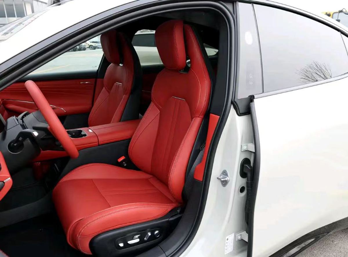 Xiaomi SU7 · BEV · 235 kW / 320 ch · 720 km CLTC
