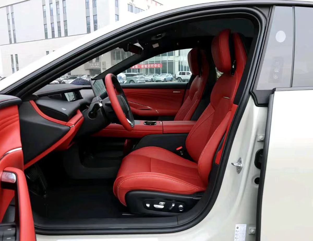 Xiaomi SU7 · BEV · 235 kW / 320 ch · 720 km CLTC