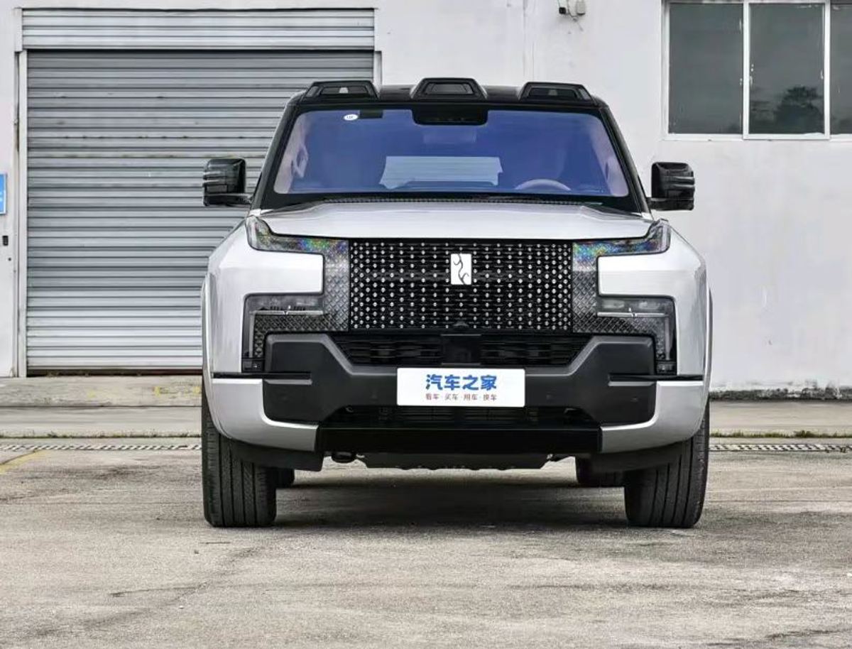 BYD Yangwang U8 · EREV · 880 kW / 1 197 ch · Yisifang AWD