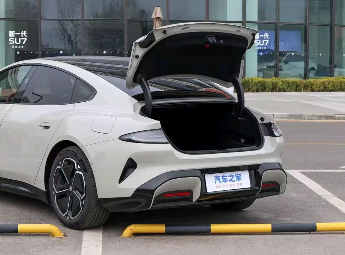 Xiaomi SU7 · BEV · 235 kW / 320 ch · 720 km CLTC
