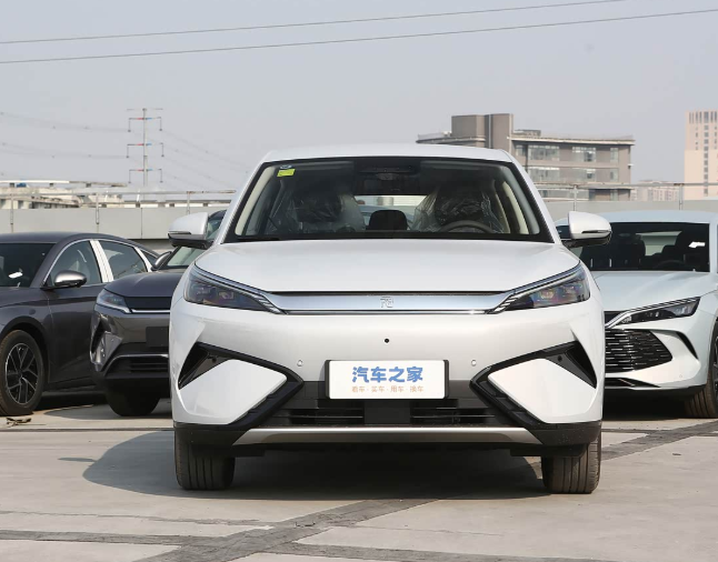 BYD Atto 3 vue de profil, SUV électrique importé en Afrique de l'Ouest