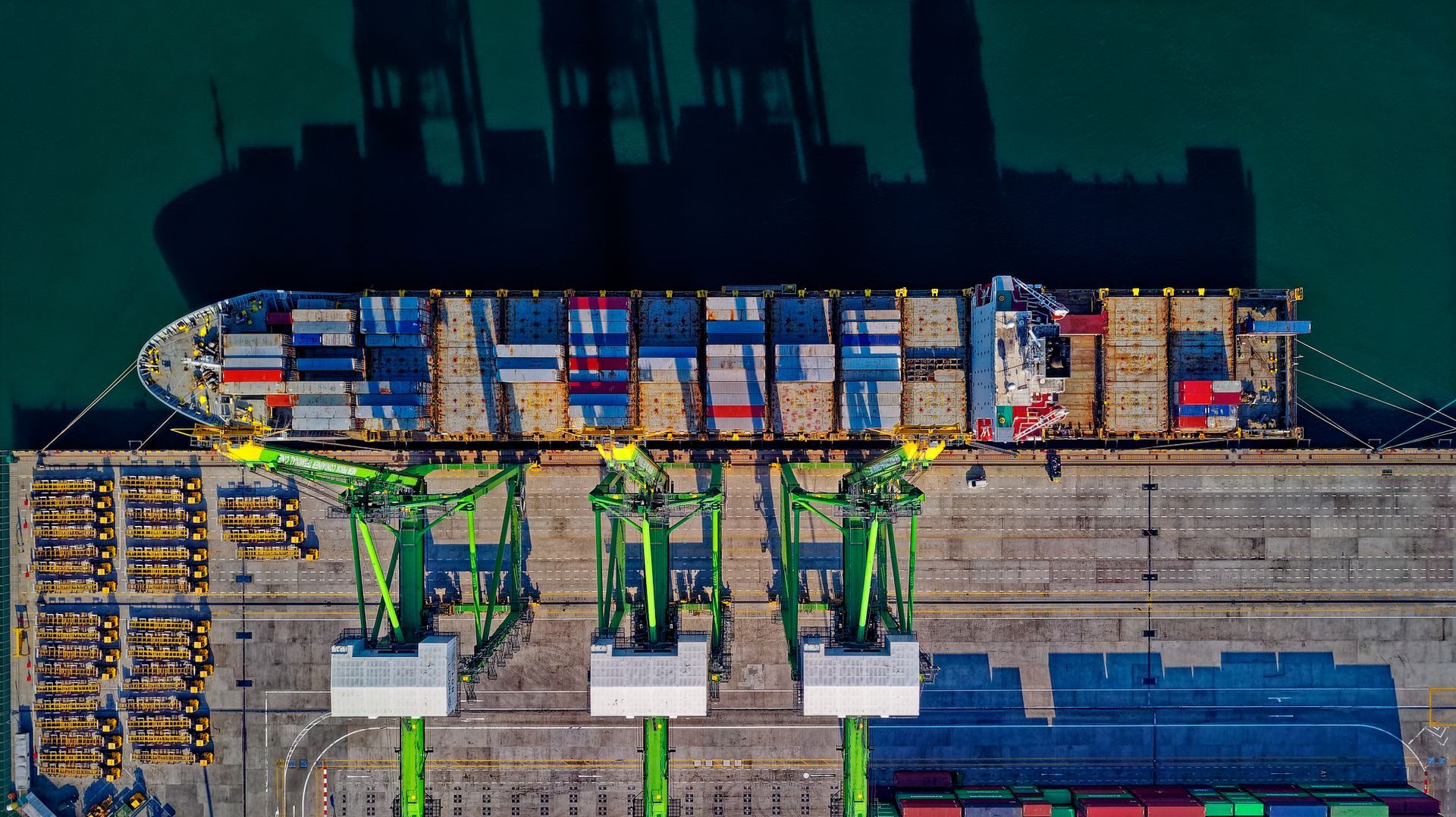 Dédouanement voiture Afrique — port commercial conteneurs