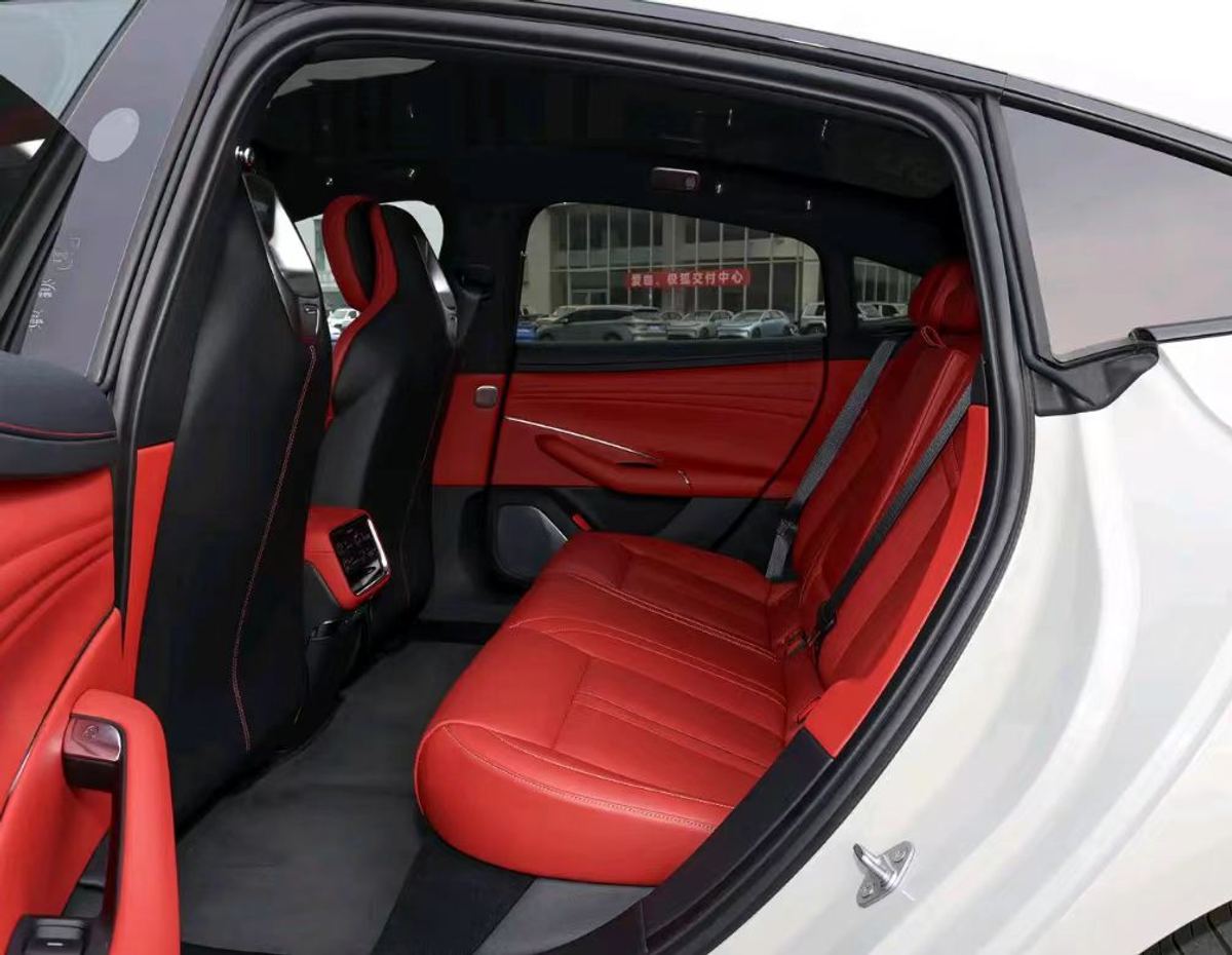 Xiaomi SU7 · BEV · 235 kW / 320 ch · 720 km CLTC