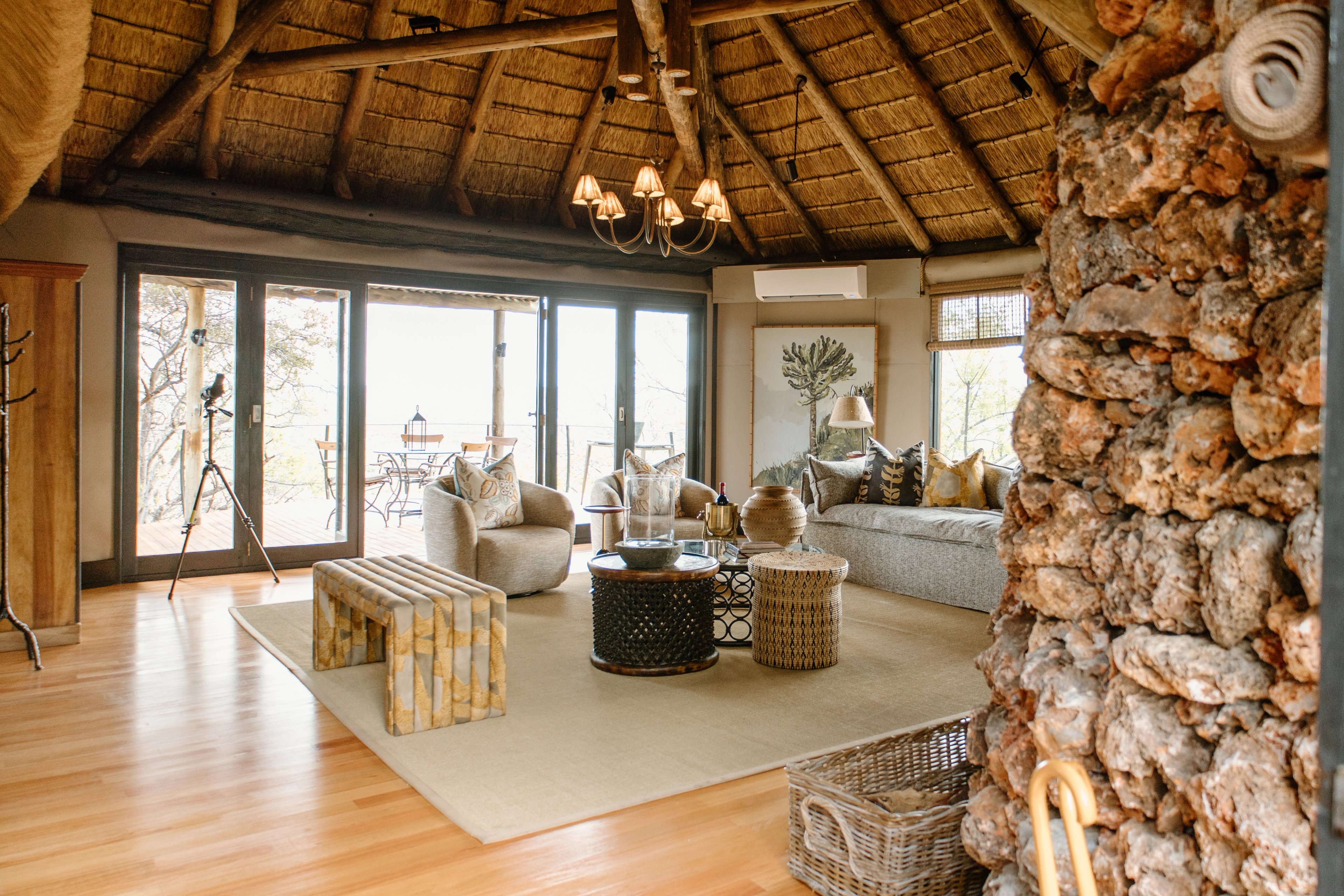 An open, inviting space where comfort and design frame uninterrupted views of the wild.