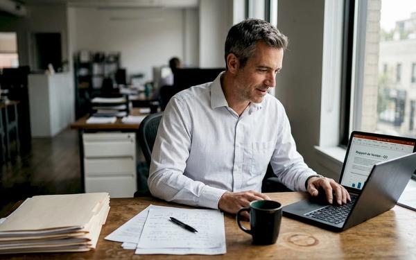 Un consultant passe en revue un CV au format PDF sur son ordinateur.