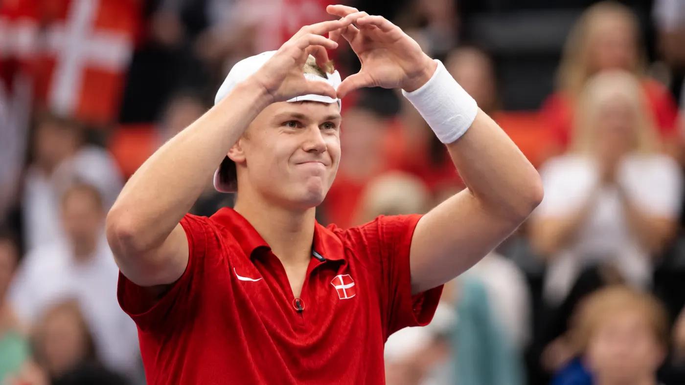 Holger Rune hace un corazón con las manos al público tras la victoria