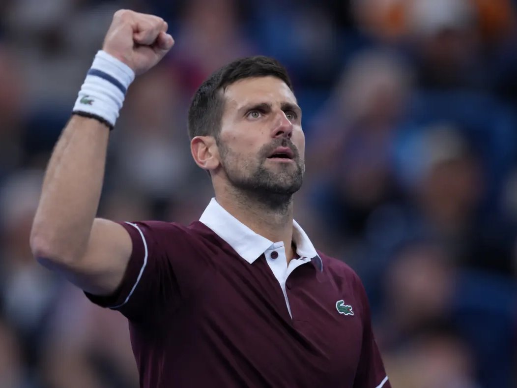 Djokovic mostra il pugnetto al pubblico a Pechino