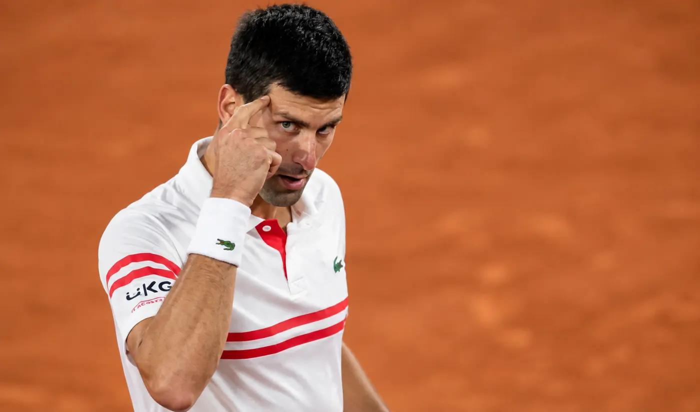 Djokovic tippt sich an die Schläfe, um zu zeigen, dass er konzentriert ist
