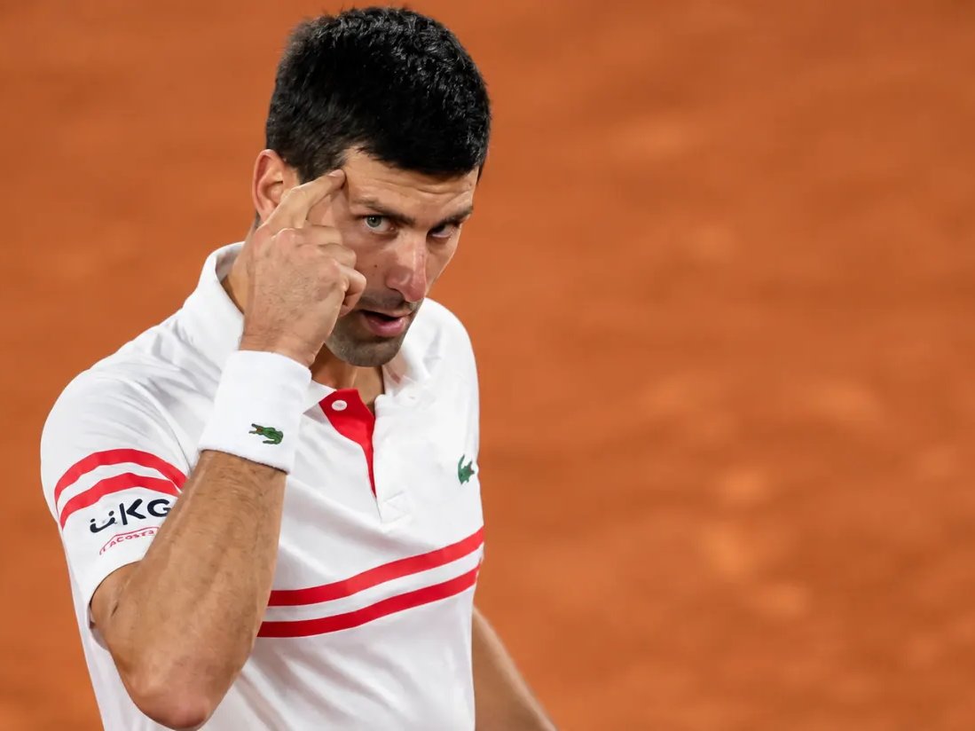 Djokovic tippt sich an die Schläfe, um zu zeigen, dass er konzentriert ist