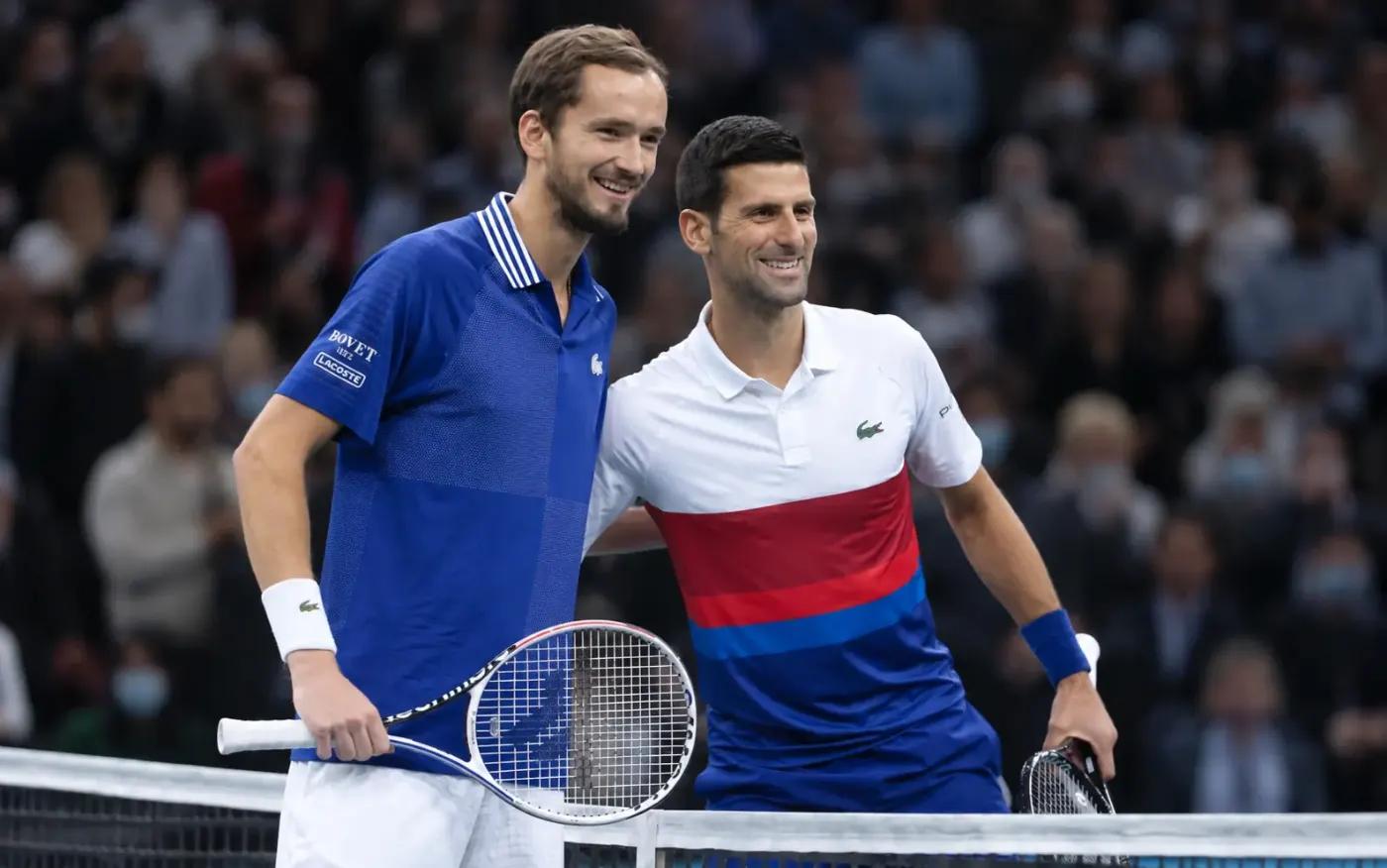 Medvedev e Djokovic a rete prima di un incontro