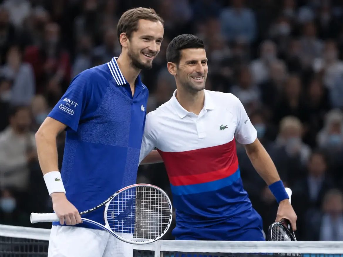 Medvedev y Djokovic en la red antes de un partido