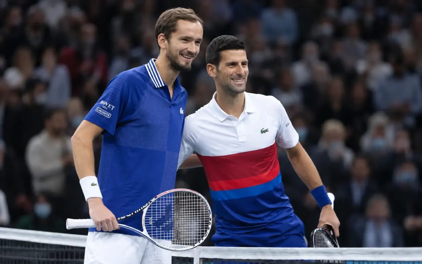 Medvedev e Djokovic a rete prima di un incontro