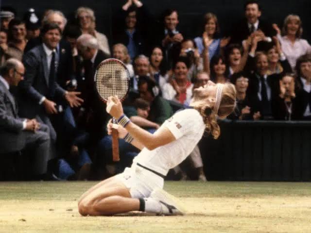 Borg esulta in ginocchio dopo la vittoria di Wimbledon nel 1980
