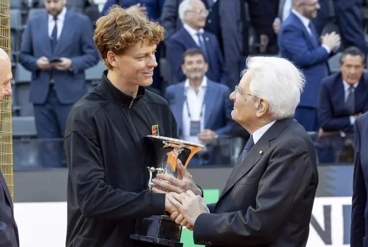 Sinner stringe la mano a Mattarella mentre abbraccia il trofeo del 1000 di Roma