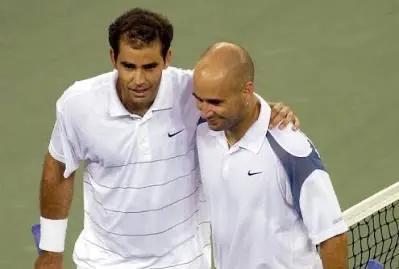 Sampras e Agassi si abbracciano alla fine di un match