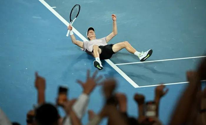 Sinner si sdraia dopo il match point della finale dell'Australian Open 2024