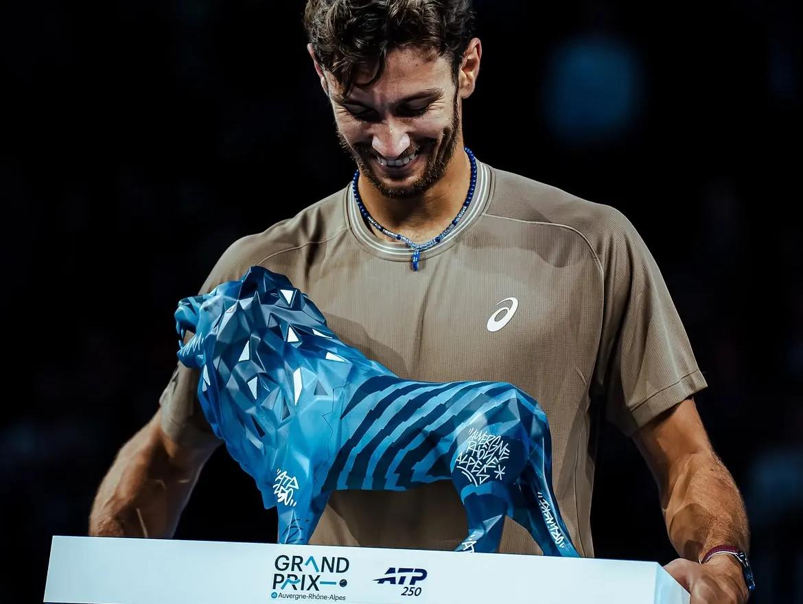 Lorenzo Musetti with the ATP 250 Lyon trophy