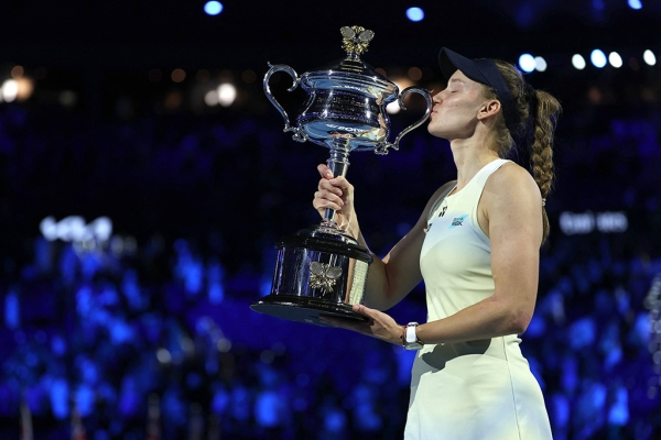 Rybakina küsst die Trophäe nach dem Sieg bei den Australian Open