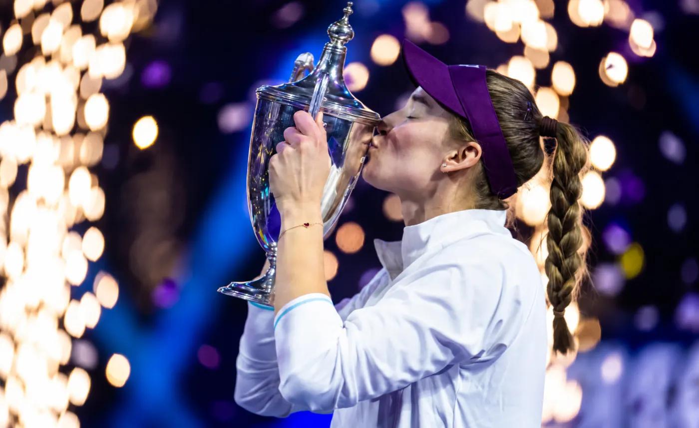Rybakina küsst die Trophäe der WTA Finals