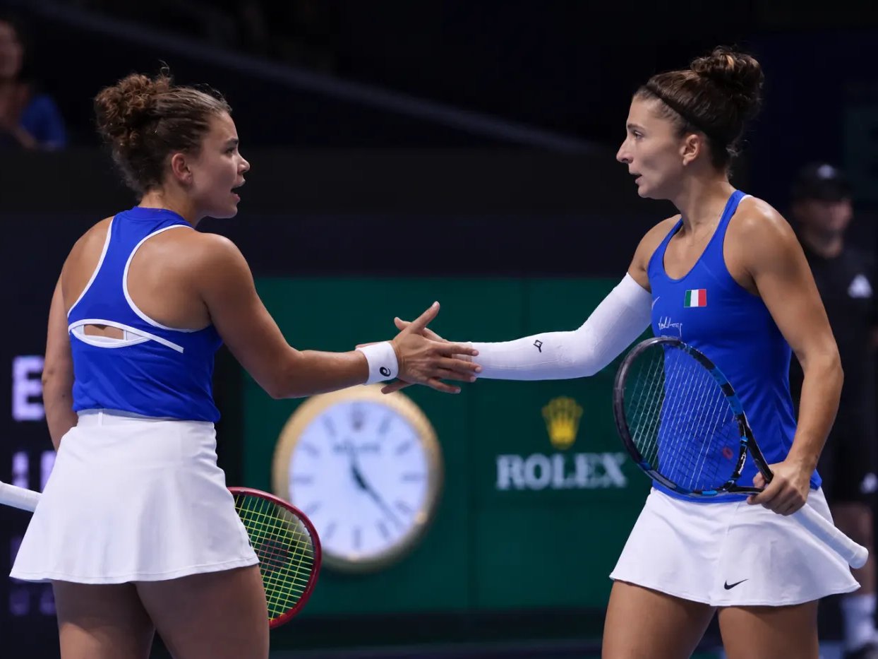 Jasmine Paolini und Sara Errani klatschen sich ab