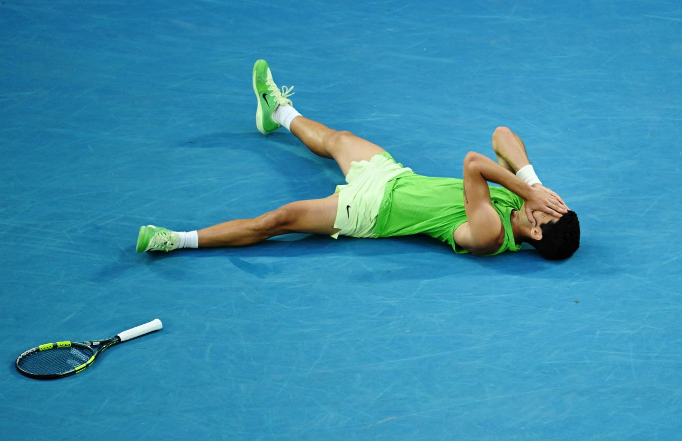 Carlos Alcaraz weint vor Freude nach dem Sieg gegen Zverev