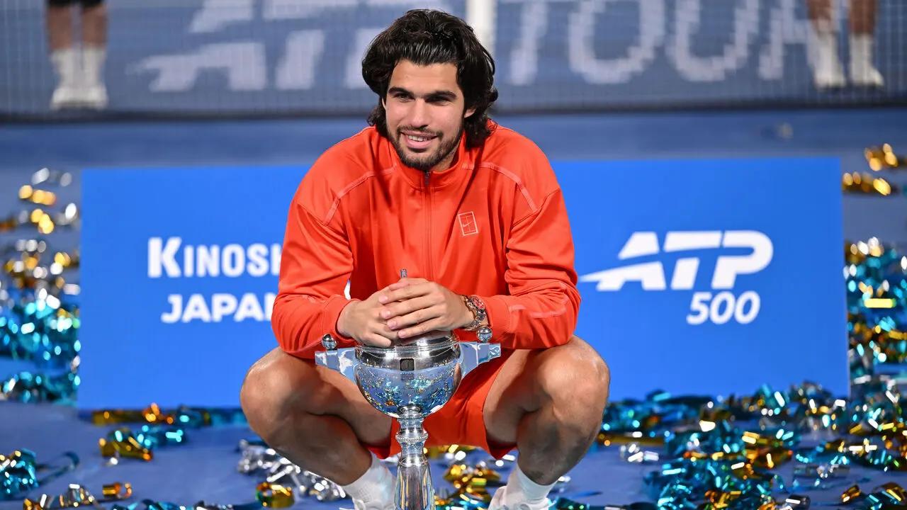 Alcaraz con la coppa del 500 in Giappone