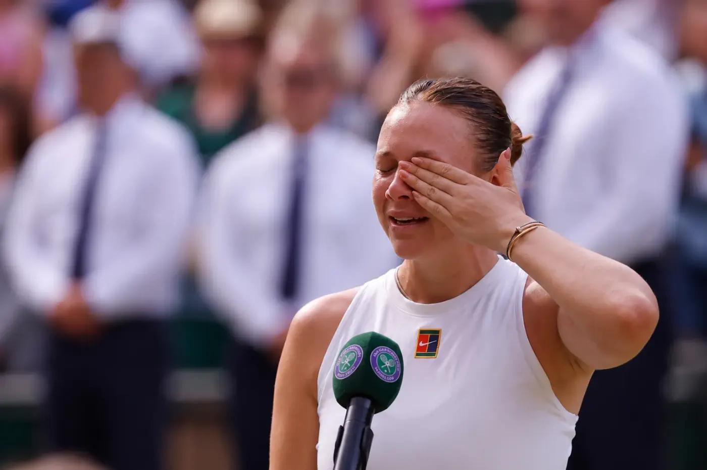 Anisimova in Tränen während der Siegerehrung von Wimbledon 2025