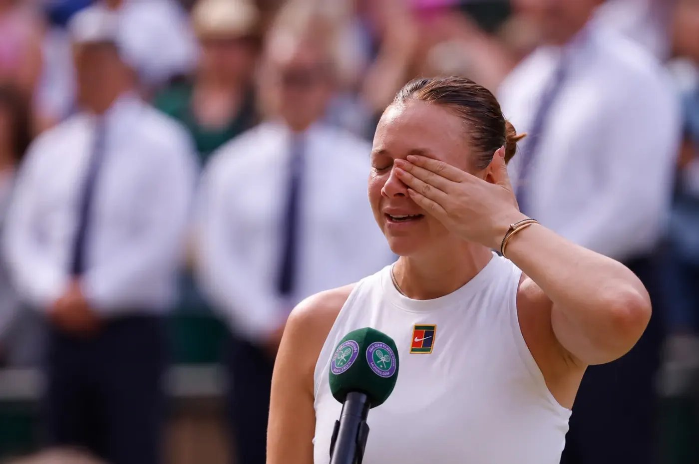 Anisimova in Tränen während der Siegerehrung von Wimbledon 2025